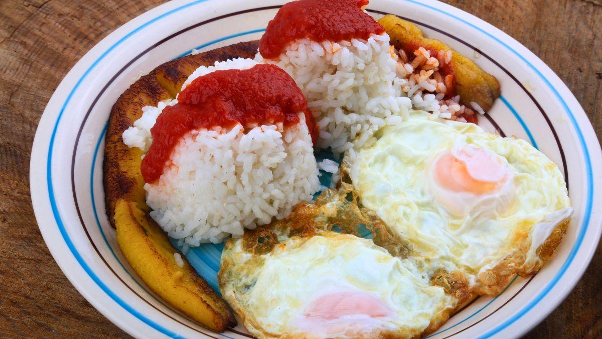 Cuba da una lección a España: el auténtico arroz a la cubana no lleva tomate, se hace con carne picada y plátano frito
