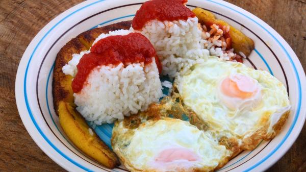 Cuba da una lección a España: el auténtico arroz a la cubana no lleva tomate, se hace con carne picada y plátano frito