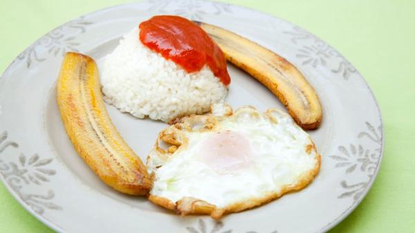 Cuba da una lección a España: el auténtico arroz a la cubana no lleva tomate, se hace con carne picada y plátano frito - La versión española del arroz a la cubana, paso a paso