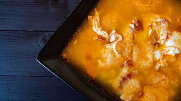 El plato típico aragonés que sorprende en el resto de España: sencillo, económico y perfecto para otoño - Receta de sopa de ajo al perolico para cuatro personas