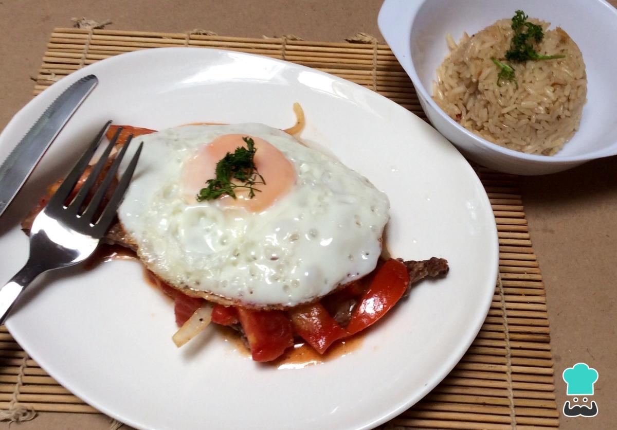 Receta de Bistec a caballo con salsa criolla