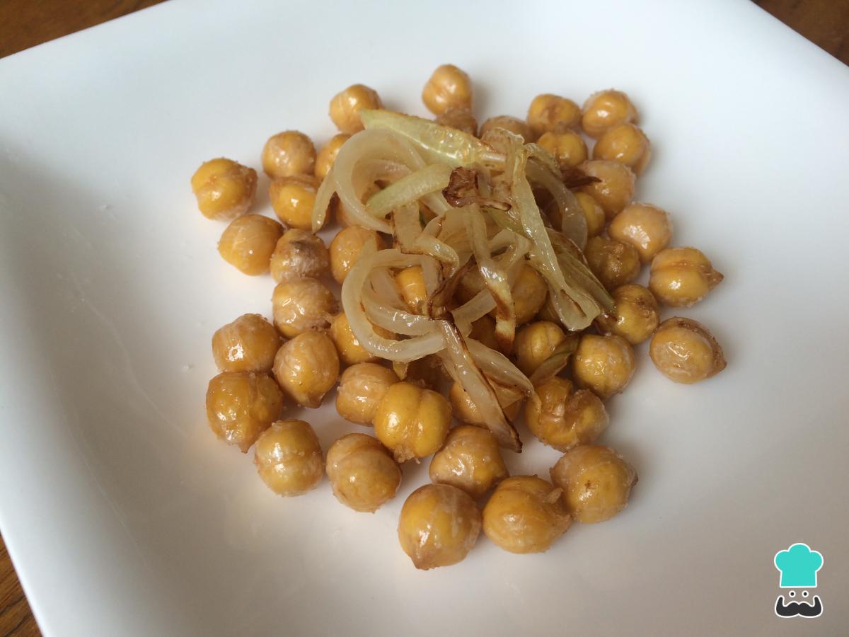 Receta de Garbanzos fritos con cebolla