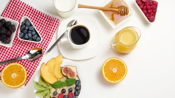 Maxi Iglesias y su desayuno saludable: “Nada como tomarte una tostada de aguacate con huevo poché, un café y un zumo de naranja” - El momento favorito de Maxi Iglesias: el desayuno