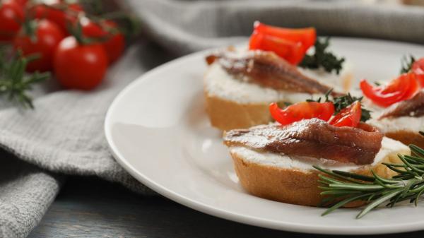 Los cocineros españoles coinciden: “Las anchoas de lata mejoran con mayonesa, pepinillos, mantequilla e incluso fruta” - Dani García: anchoas con mantequilla y mermelada de tomate