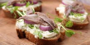 Los cocineros españoles coinciden: “Las anchoas de lata mejoran con mayonesa, pepinillos, mantequilla e incluso fruta”