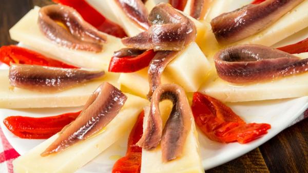 Los cocineros españoles coinciden: “Las anchoas de lata mejoran con mayonesa, pepinillos, mantequilla e incluso fruta” - Por qué las anchoas funcionan tan bien con ingredientes grasos