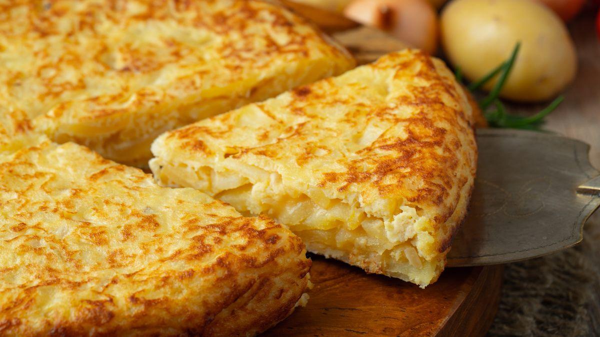 Hace 100 años la tortilla de patatas no se hacía como ahora: la receta tenía un ingrediente que prácticamente ha desaparecido