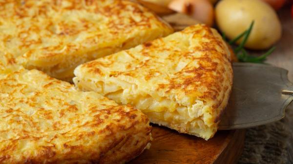 Hace 100 años la tortilla de patatas no se hacía como ahora: la receta tenía un ingrediente que prácticamente ha desaparecido