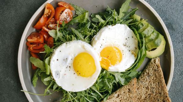 Los nutricionistas coinciden: “Los huevos fritos más ricos y sanos no se acompañan con bacon, sino con pollo y espinacas” - Cómo preparar huevos fritos con pollo y espinacas sin que queden grasientos