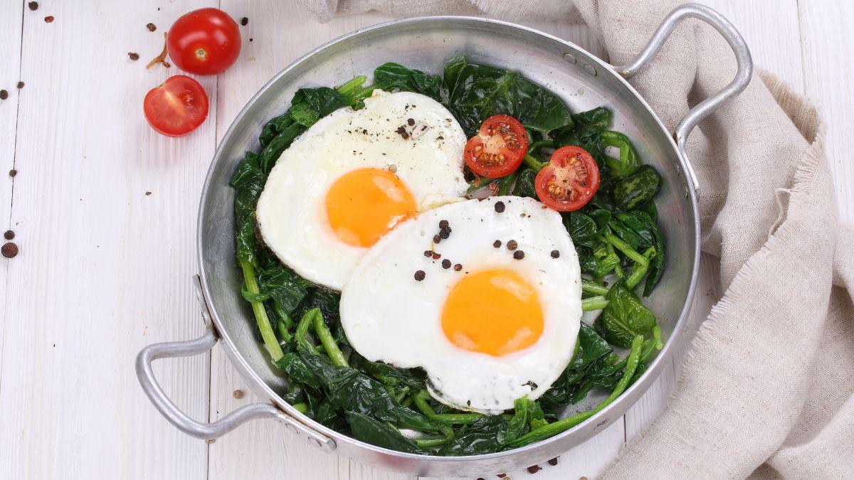 Los nutricionistas coinciden: “Los huevos fritos más ricos y sanos no se acompañan con bacon, sino con pollo y espinacas”