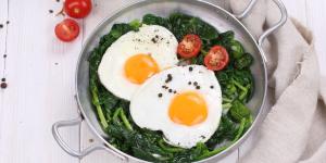 Los nutricionistas coinciden: “Los huevos fritos más ricos y sanos no se acompañan con bacon, sino con pollo y espinacas”