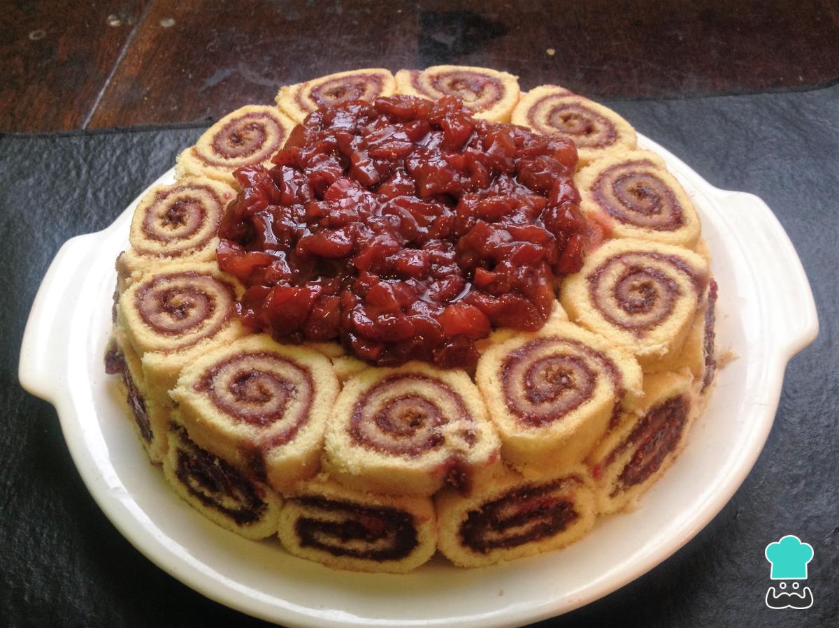 Receta de Carlota con salsa de frutillas al Oporto