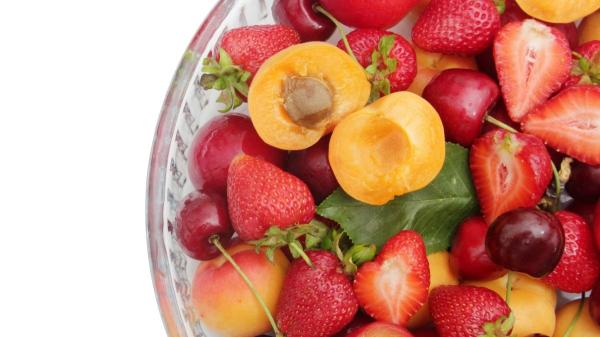 Las frutas y verduras que los expertos recomiendan comer en primavera (y cómo incluirlas en tu dieta sin complicaciones) - Las frutas de primavera que hidratan y cuidan tu salud