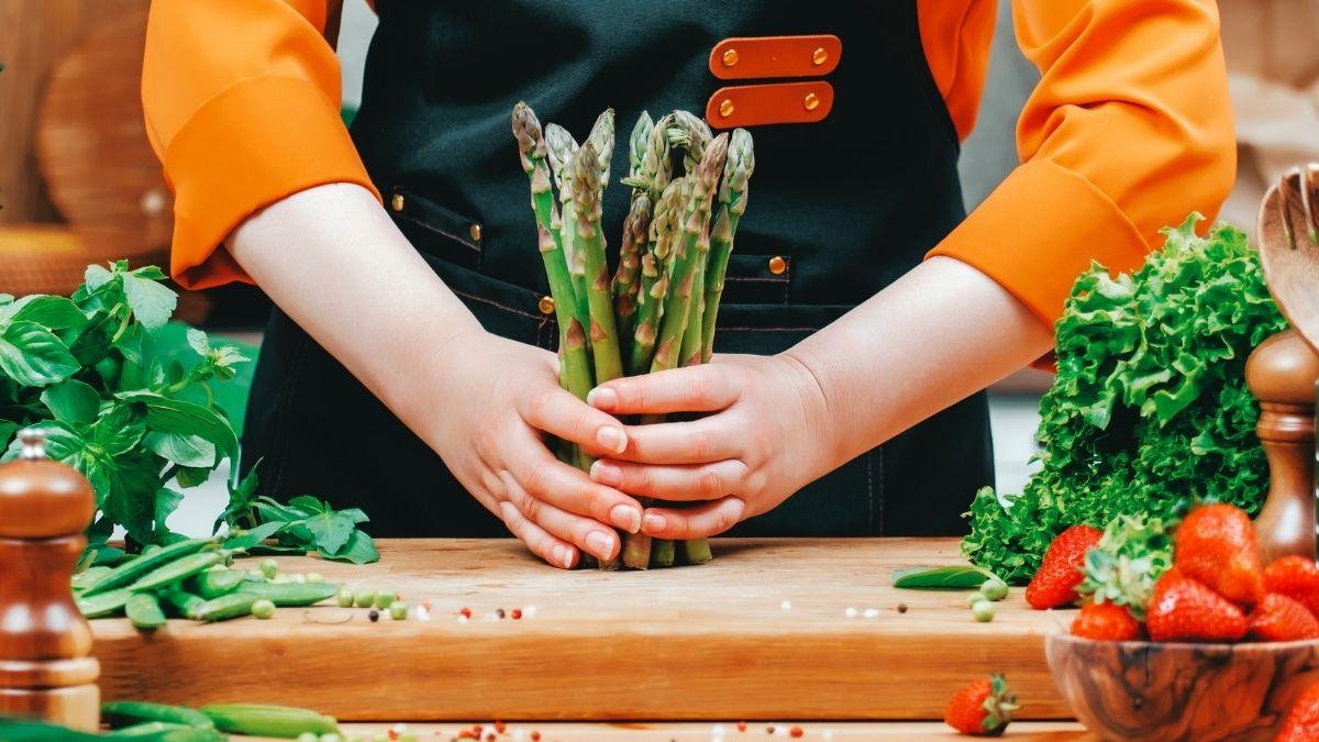 Las frutas y verduras que los expertos recomiendan comer en primavera (y cómo incluirlas en tu dieta sin complicaciones)