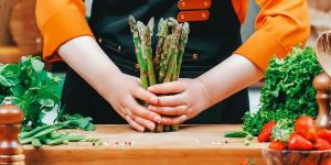 Las frutas y verduras que los expertos recomiendan comer en primavera (y cómo incluirlas en tu dieta sin complicaciones)