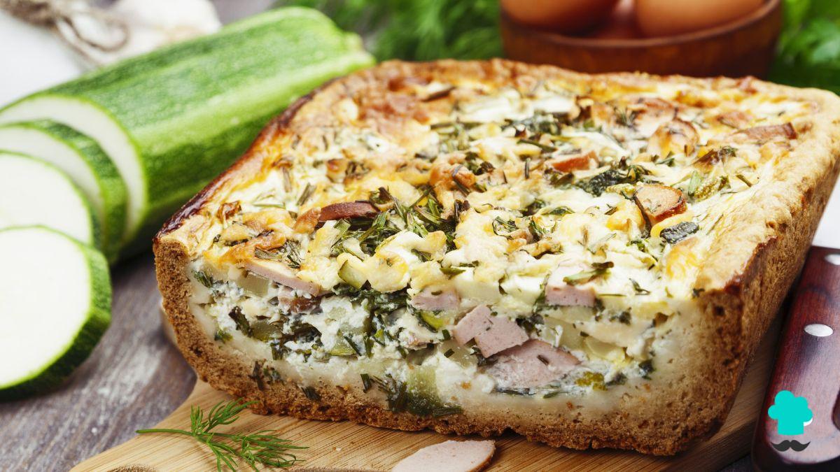 Receta de Pastel de calabacín, jamón York y queso: fácil, cremoso y perfecto para una cena