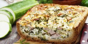 Receta de Pastel de calabacín, jamón York y queso: fácil, cremoso y perfecto para una cena