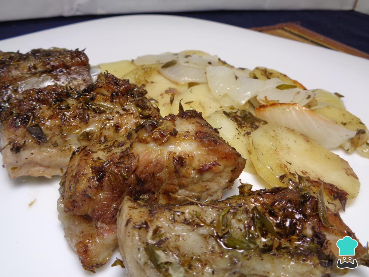 Receta de Costillas de cerdo al horno con patatas y cebolla