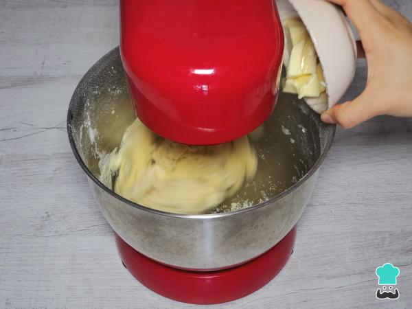 Receta de Pan de muerto relleno de Nutella y fresas - Paso 2