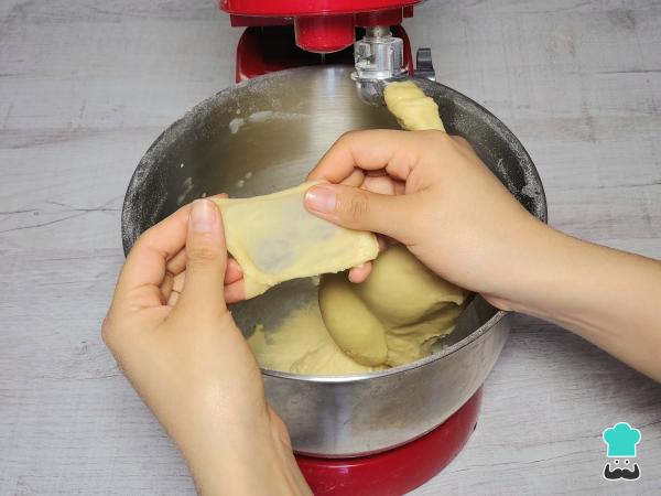 Receta de Pan de muerto relleno de Nutella y fresas - Paso 3