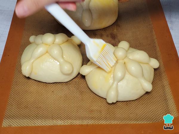 Receta de Pan de muerto relleno de Nutella y fresas - Paso 7