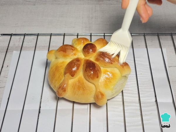 Receta de Pan de muerto relleno de Nutella y fresas - Paso 8