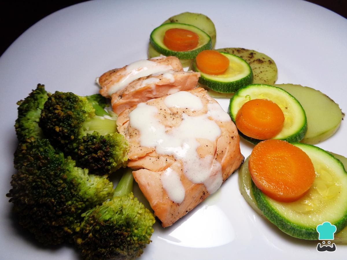 Receta de Salmón al vapor con verduras y crema