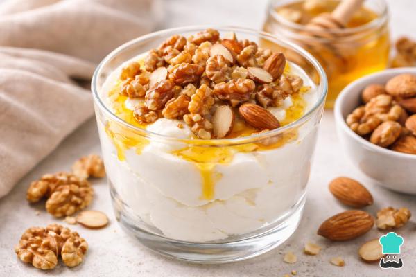 Desayunos navideños para celebrar la Navidad - Copa de queso fresco con miel y frutos secos