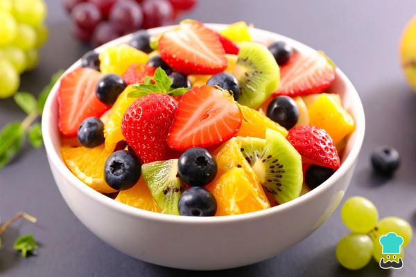 Desayunos navideños para celebrar la Navidad - Macedonia de frutas con toque navideño