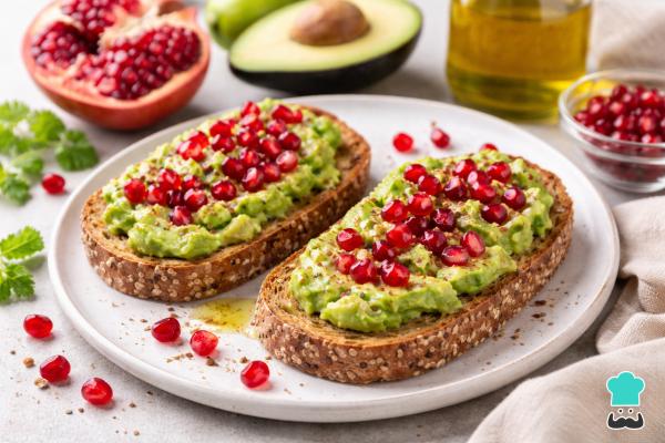 Desayunos navideños para celebrar la Navidad - Tostadas con aguacate y granada