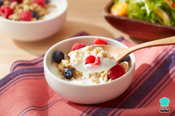Desayunos navideños para celebrar la Navidad - Yogur natural con frutos rojos y canela