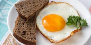 El truco del vinagre al freír huevos que cada vez más cocineros usan (y casi nadie conoce)