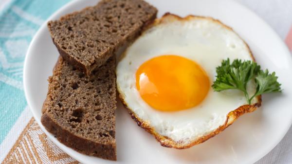 El truco del vinagre al freír huevos que cada vez más cocineros usan (y casi nadie conoce)