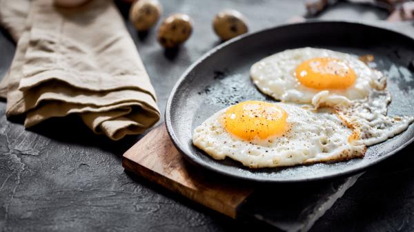 El truco del vinagre al freír huevos que cada vez más cocineros usan (y casi nadie conoce) - El truco paso a paso para freír huevos como un chef