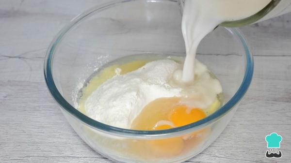 Receta de Filloas rellenas de crema: el postre gallego que conquista a todos con su interior suave y cremoso - Paso 1