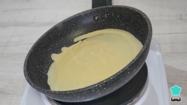 Receta de Filloas rellenas de crema: el postre gallego que conquista a todos con su interior suave y cremoso - Paso 5