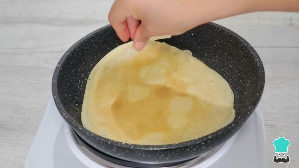 Receta de Filloas rellenas de crema: el postre gallego que conquista a todos con su interior suave y cremoso - Paso 6