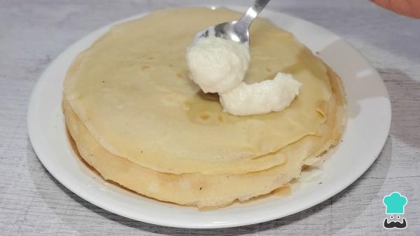 Receta de Filloas rellenas de crema: el postre gallego que conquista a todos con su interior suave y cremoso - Paso 7