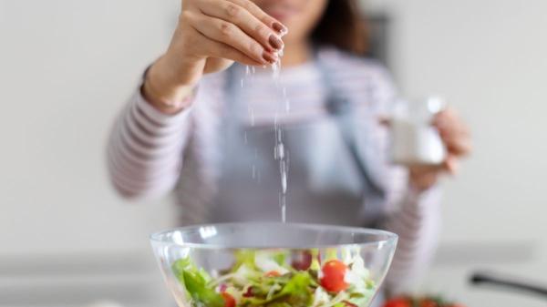 Manuel Viso, médico: “El problema no es la sal de mesa, es que estás consumiendo el doble de lo recomendado sin darte cuenta” - Soledad en ellos, contexto alimentario en ellas