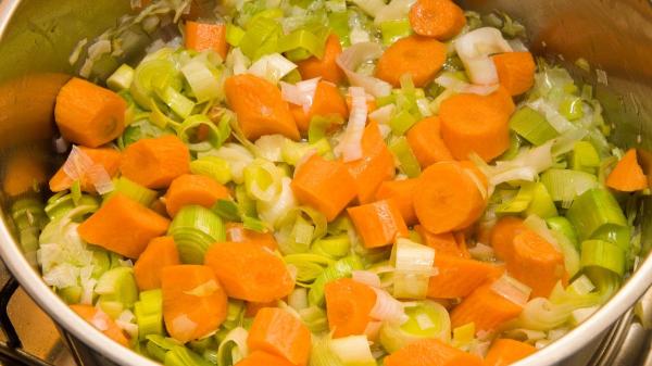 Martín Berasategui, chef: “Las carrilleras más tiernas y jugosas se hacen con un sofrito sin dorar y mantequilla fría al final” - El gran error que arruina el sofrito, según Berasategui