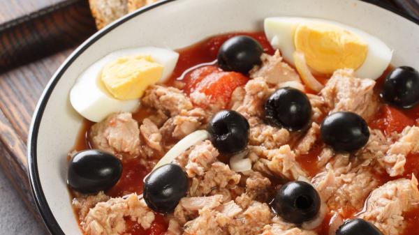 Los murcianos saben que la mejor ensalada para el verano se prepara con tomate, atún, huevo, cebolla y aceitunas negras - El moje murciano: nacido de la cocina de aprovechamiento y la huerta