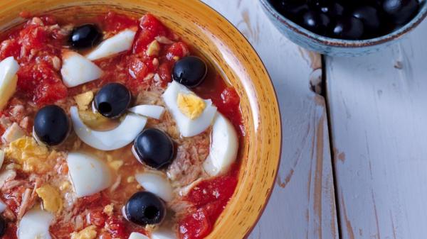 Los murcianos saben que la mejor ensalada para el verano se prepara con tomate, atún, huevo, cebolla y aceitunas negras - La receta tradicional del moje o ensalada murciana: ingredientes y paso a paso