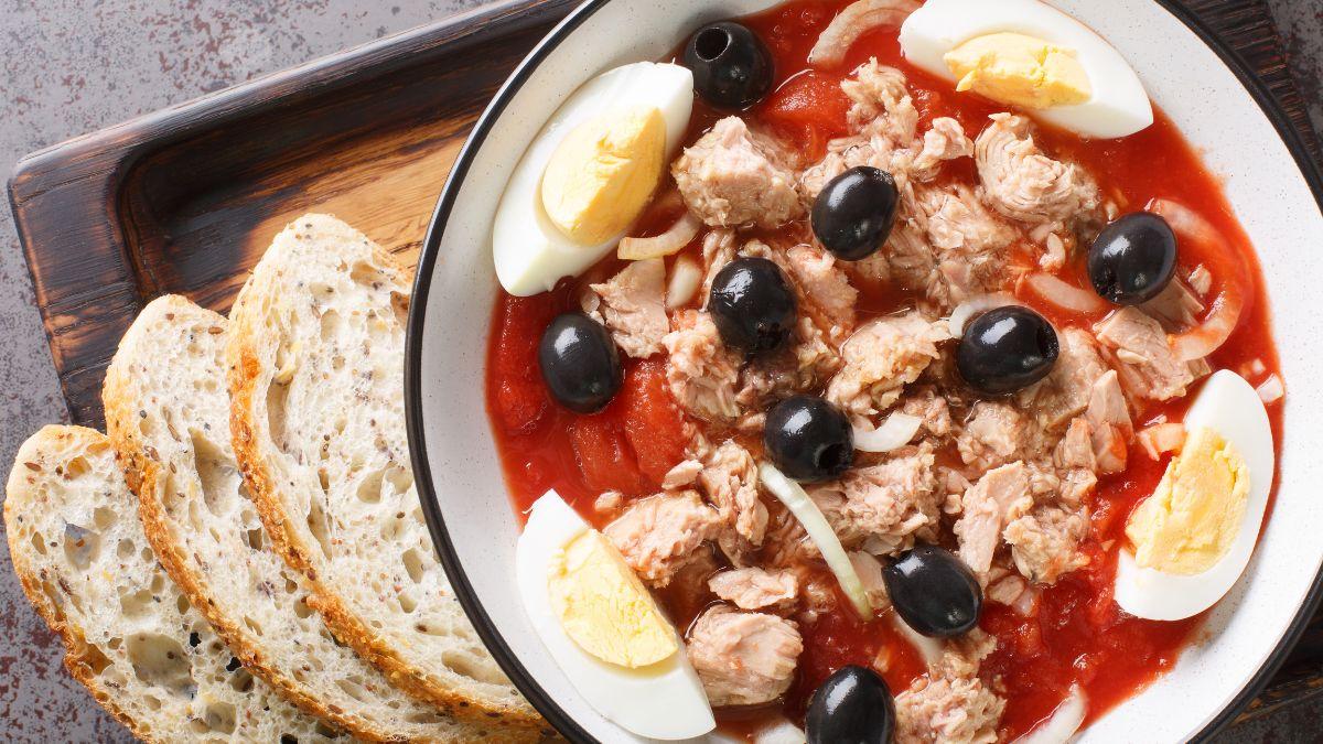 Los murcianos saben que la mejor ensalada para el verano se prepara con tomate, atún, huevo, cebolla y aceitunas negras