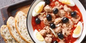 Los murcianos saben que la mejor ensalada para el verano se prepara con tomate, atún, huevo, cebolla y aceitunas negras