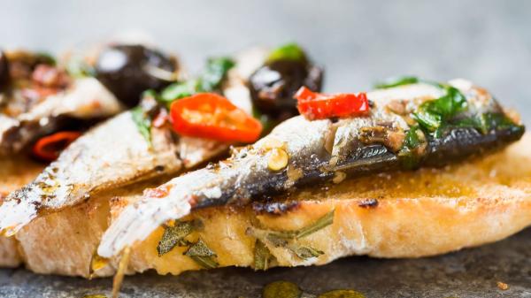 Anna Terés, cocinera: “La cena más rica y fácil del otoño se hace con 1 lata de sardinas, 3 pimientos, ajo y aceitunas negras” - Cómo adaptar la receta sin perder su carácter mediterráneo