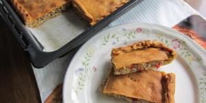 Empanada de xoubiñas (sardinitas) rellenas