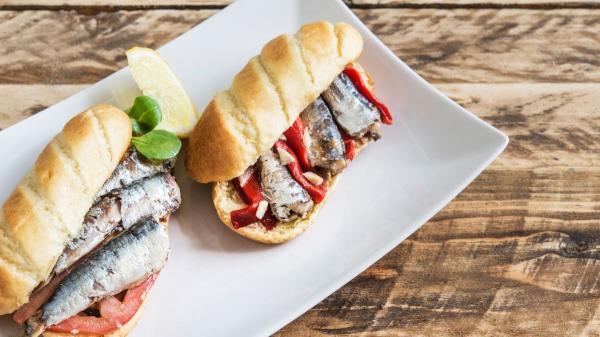 Anna Terés, cocinera: “La cena más rica y fácil del otoño se hace con 1 lata de sardinas, 3 pimientos, ajo y aceitunas negras” - Un bocadillo de sardinas que cambia por completo con los pimientos asados