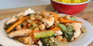 Receta de Garbanzos con pollo y verduras: saludable, fácil y reconfortante
