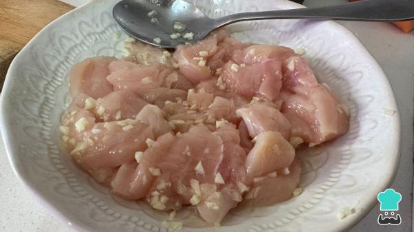 Receta de Garbanzos con pollo y verduras: saludable, fácil y reconfortante - Paso 1