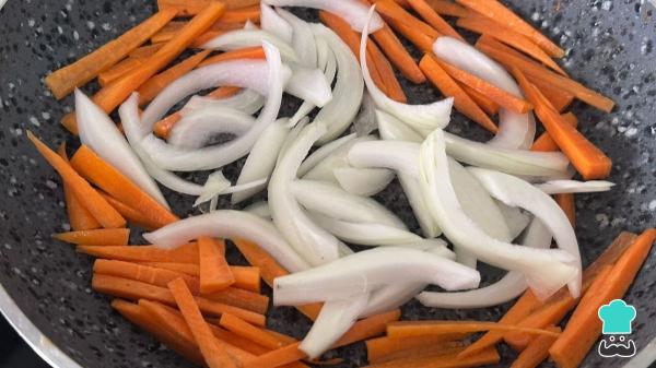 Receta de Garbanzos con pollo y verduras: saludable, fácil y reconfortante - Paso 4